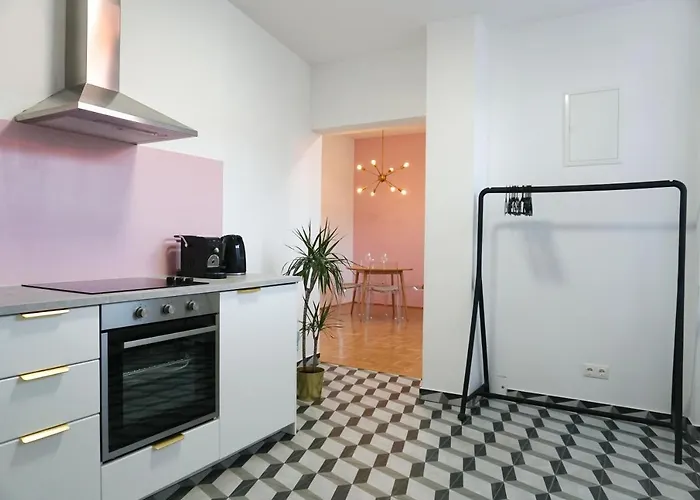 Vibrant Design - Full Kitchen - Wi-fi - 18 Mins To Centre *